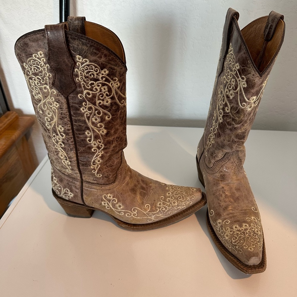 Corral woman’s snip toe cowboy boot size 5 with bone embroidery